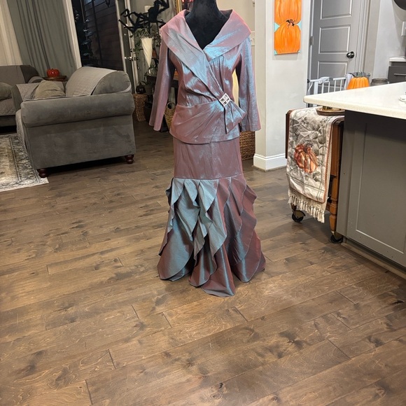 Elegant Metallic Outfit with shimmering blue and green detail - Picture 1 of 8